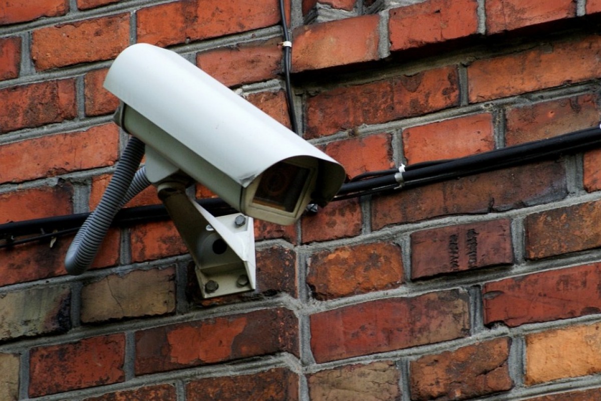 se puede instalar una cámara de videovigilancia libremente en plaza de garaje particular