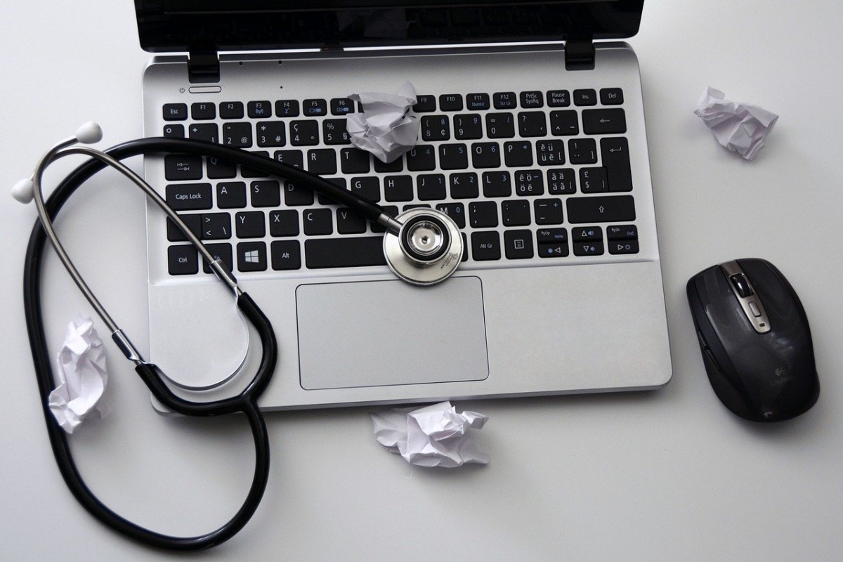 Cómo se debe proceder  en el caso de que uno de los médicos acuda con su propio ordenador portátil a la clínica y guarde los datos en él.